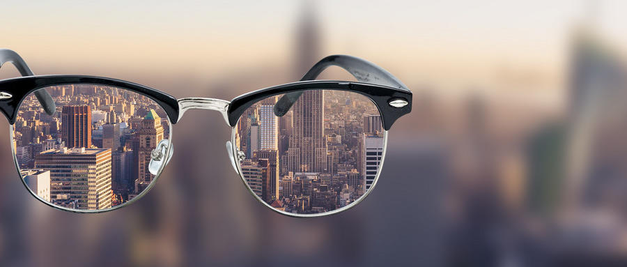 高度近視是由什么原因引起的？